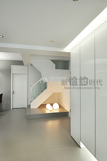 看见了吗？楼梯下方还做了个地台。