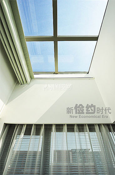 确实是绝佳采光吧！夏天光照太猛的话可以把天窗帘拉上