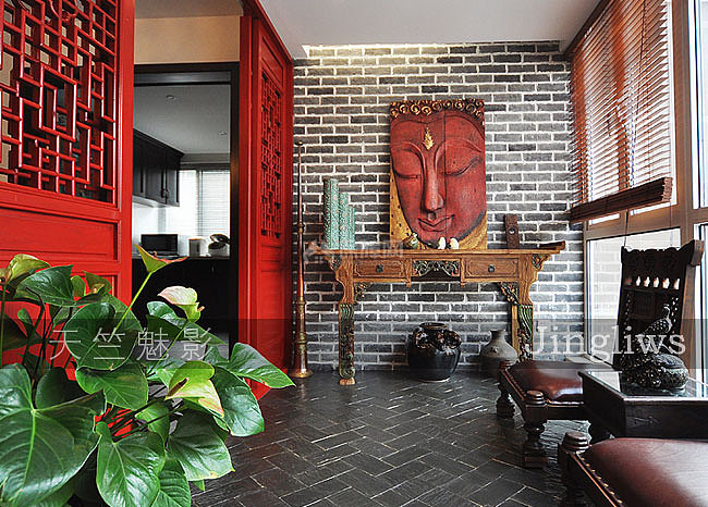 入户门厅，红色花格门搭配仿古砖墙，异域特色的小摆件
