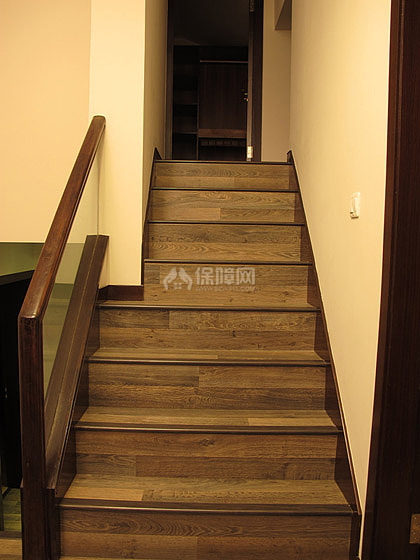 左手边阁楼做了衣帽间，右手边阁楼做杂物房，顺便来看