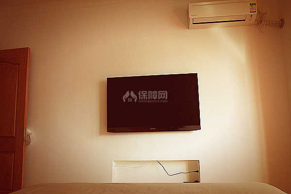 46寸的大彩電，掛墻上不嫌大。下面的墻洞如果再往里