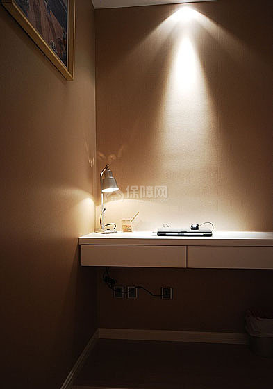 卧室一角的小小工作区，不受打扰。