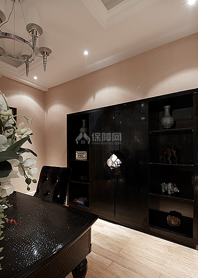 所有的黑色家具，全部都是鱷魚(yú)紋的。