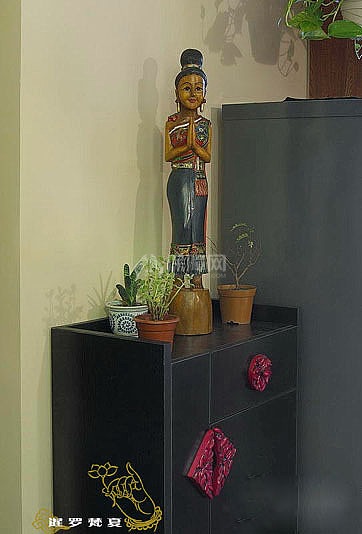 進(jìn)門(mén)左手處，很有異國(guó)風(fēng)情的泰國(guó)女人。