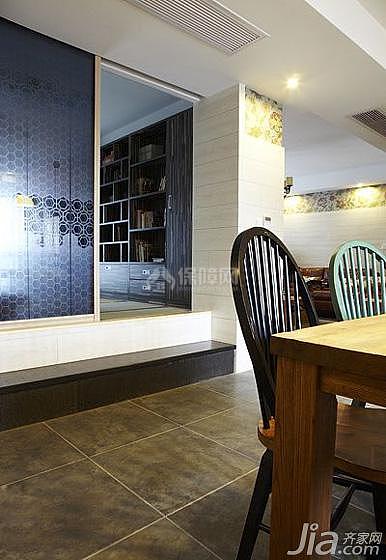 餐廳旁邊的榻榻米書房……