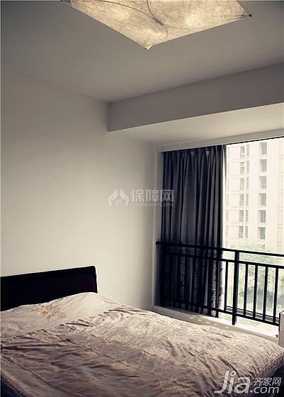 主臥，家里有小孩，沒有拆除落地窗的護(hù)欄，否則視覺效