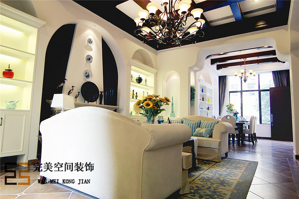 “地中海风格”的建筑特色是，拱门与半拱门、马蹄状的