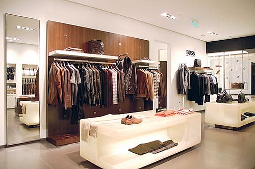 该品牌的女装偏向于优雅、浪漫、女人味十足的现代女性