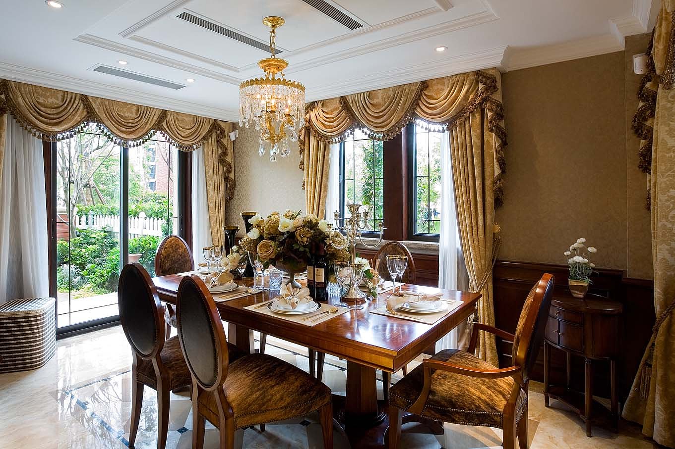 楼盘地址：俊峰香格里拉户型面积：220平方设计风格