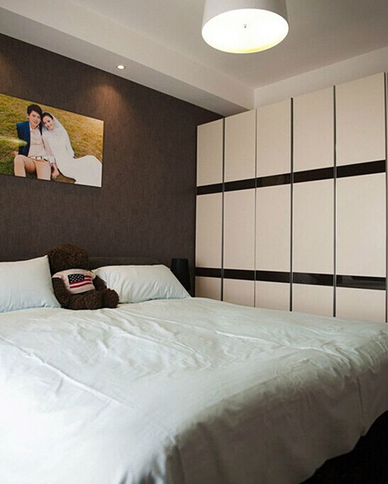 现代简约风格装修，由于承重墙多不易改动太多，设计师