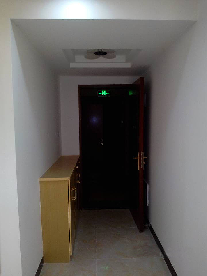 本工程以简约，实用为主，局部的天花造型，结合暖色的