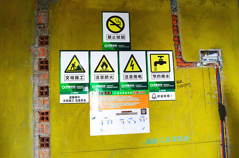      时尚简约装修风格是以简洁的表现形式来满足