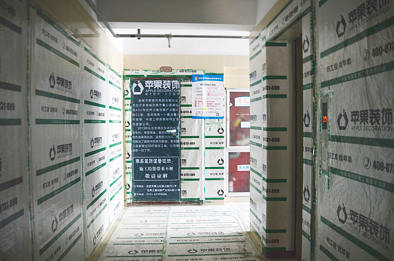      时尚简约装修风格是以简洁的表现形式来满足