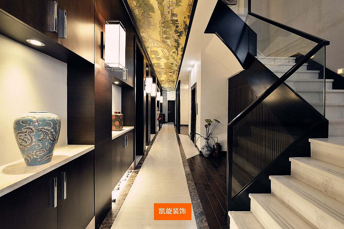中式风格在家居布局上讲究方正、对称的布局形式，讲究
