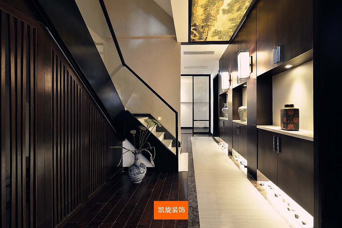 中式风格在家居布局上讲究方正、对称的布局形式，讲究