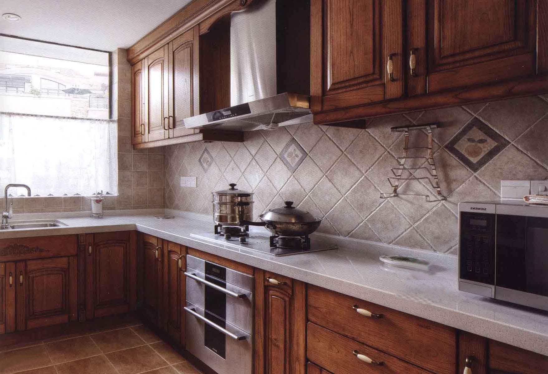 本案明代黄花梨家具为主要基层，融入一些中国结及灯笼