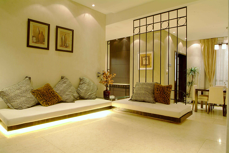  不是借助珠帘，纱布或者推拉门这些实物来隔断空间，