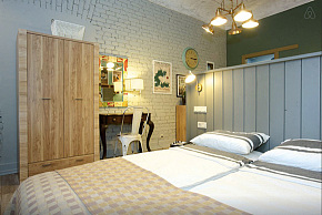 现代简洁公寓卧室原木衣柜图片