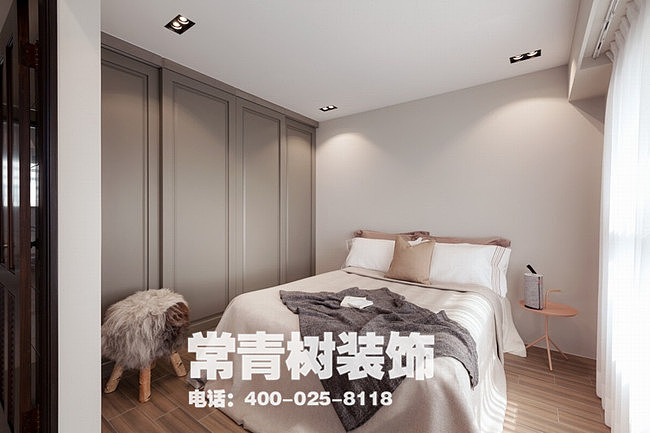 隔间全部由设计师重新规划。依据门口的位置，左手边是