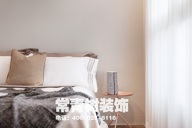 隔间全部由设计师重新规划。依据门口的位置，左手边是