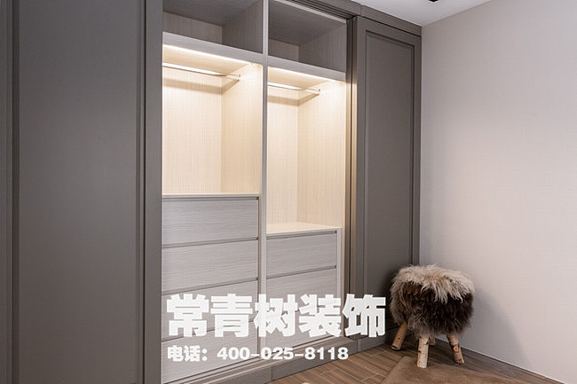 隔间全部由设计师重新规划。依据门口的位置，左手边是