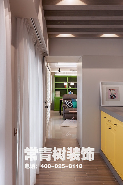 隔间全部由设计师重新规划。依据门口的位置，左手边是