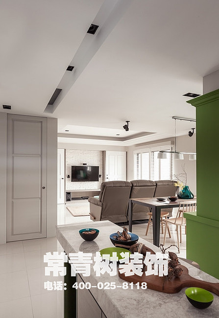 隔间全部由设计师重新规划。依据门口的位置，左手边是