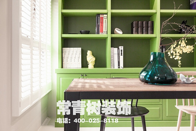 隔间全部由设计师重新规划。依据门口的位置，左手边是