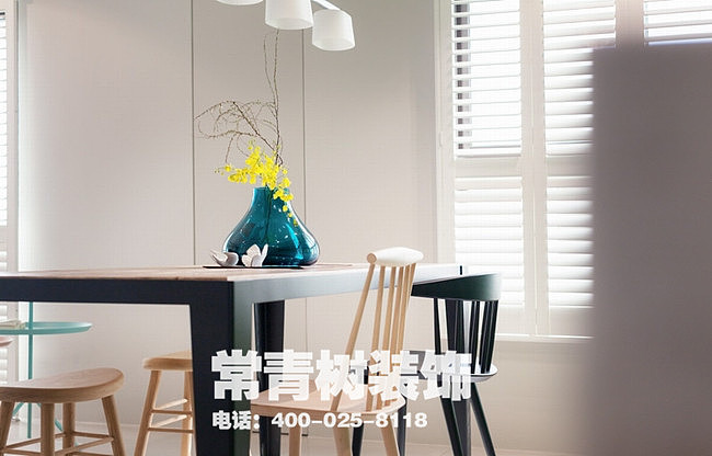隔间全部由设计师重新规划。依据门口的位置，左手边是
