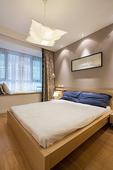 设计师以简单温暖的现代风格，加以修饰，让整个空间放