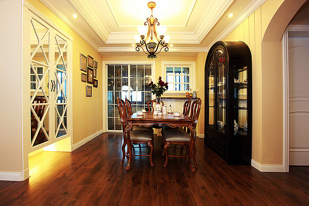 美式的沉稳加上线条的修饰，简称完美，很多业主朋友认