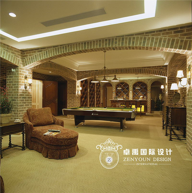 以华丽的装饰、浓烈的色彩、精美的造型达到雍容华贵的