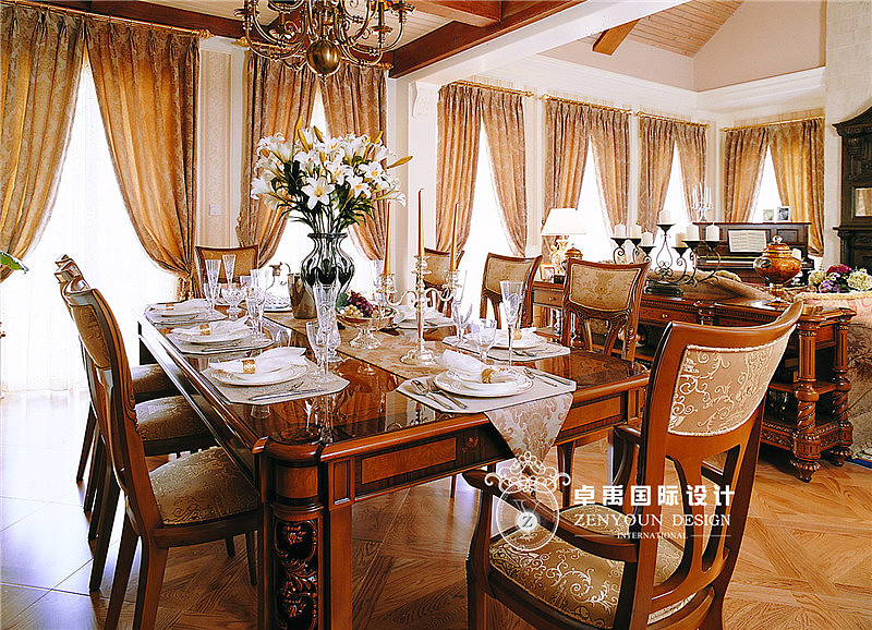 以华丽的装饰、浓烈的色彩、精美的造型达到雍容华贵的