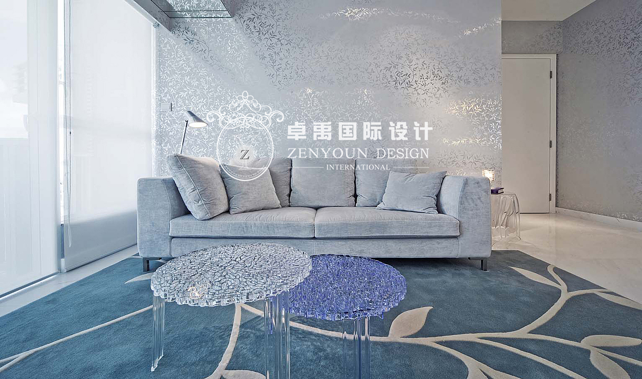 原始自然、色泽鲜艳、崇尚手工。在造型上，以对称的木