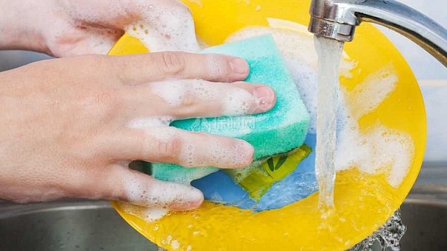 生活小常识：还敢用洗洁精刷碗吗?
