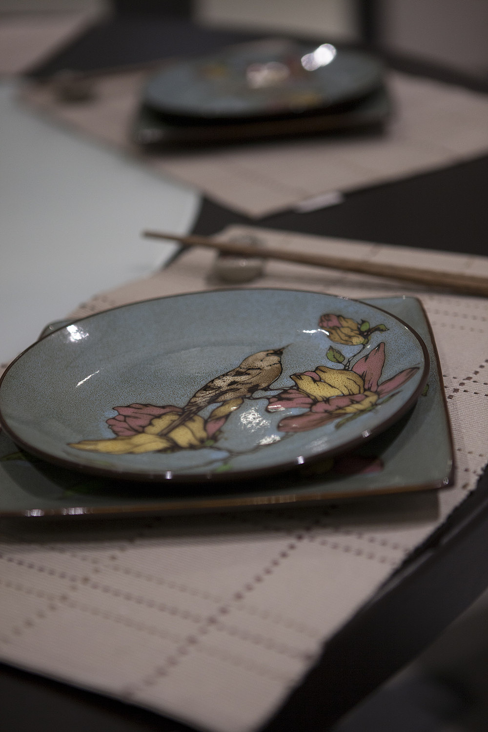 在设计上延续了传统中式家居配饰理念，在家具形态多选