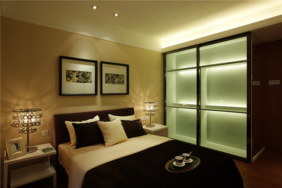 本案客厅布置简洁自然，色彩和谐，主要以木色为主色调