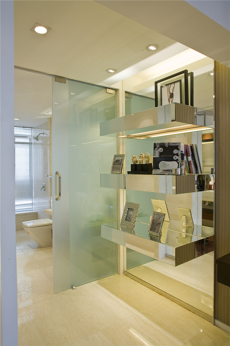 本案客厅布置简洁自然，色彩和谐，主要以木色为主色调