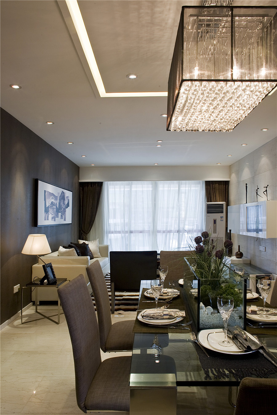 本案客厅布置简洁自然，色彩和谐，主要以木色为主色调