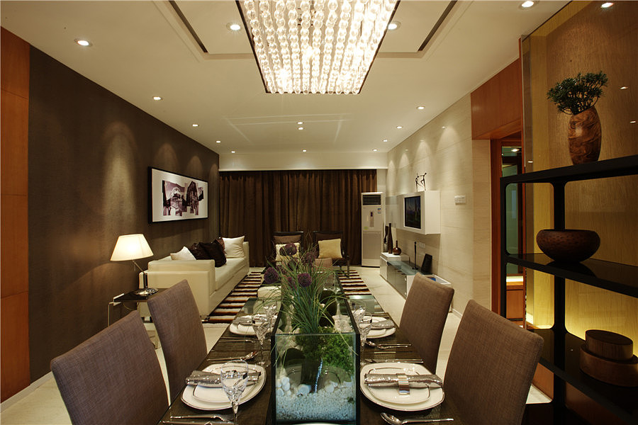 本案客厅布置简洁自然，色彩和谐，主要以木色为主色调