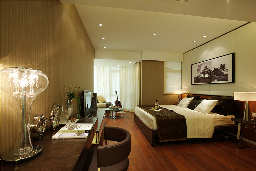 本案客厅布置简洁自然，色彩和谐，主要以木色为主色调