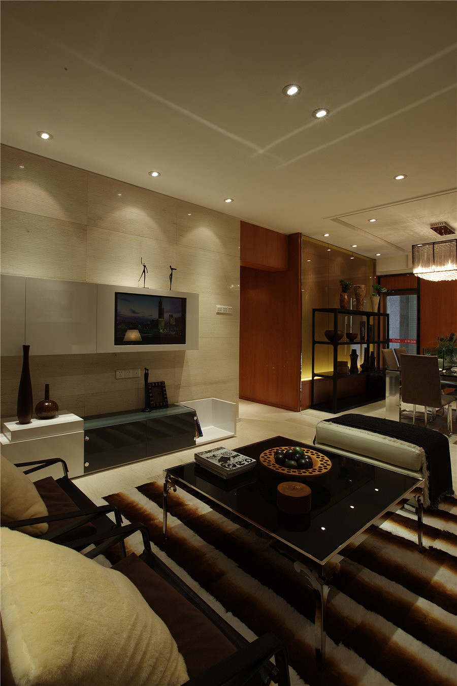 本案客厅布置简洁自然，色彩和谐，主要以木色为主色调