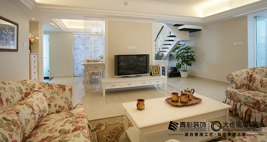 该户型属于跃层结构， 在首层安排了公用客厅厨房、餐