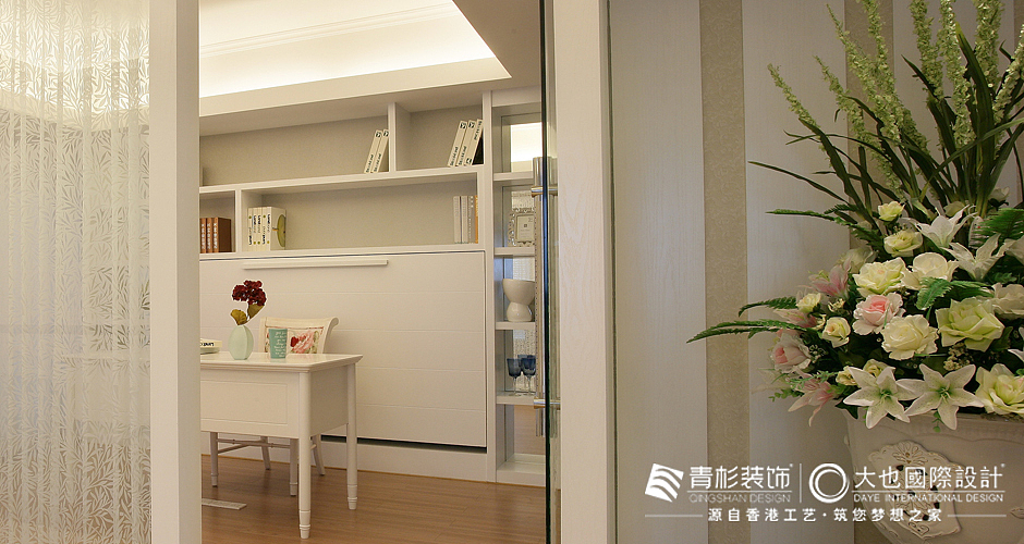 该户型属于跃层结构， 在首层安排了公用客厅厨房、餐