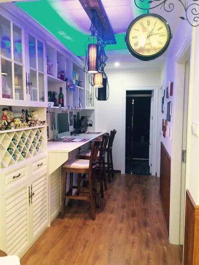 本案清新如在阳光明媚的春天里，大地、白云、蓝天、绿