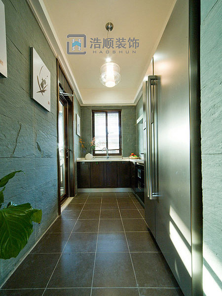 设计风格一致，但形态、色彩、质感各异的家具；色彩不