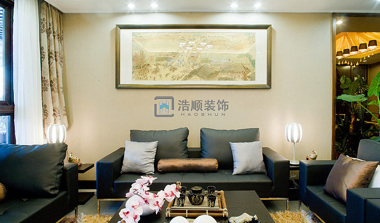 设计风格一致，但形态、色彩、质感各异的家具；色彩不