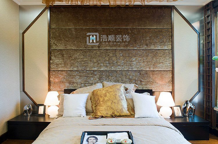 设计风格一致，但形态、色彩、质感各异的家具；色彩不