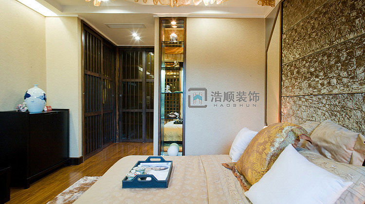设计风格一致，但形态、色彩、质感各异的家具；色彩不