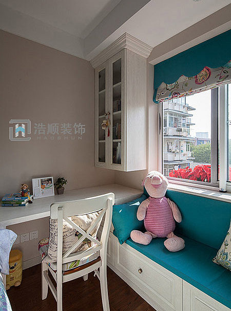 本案例空间面积不大，但客厅占据了很大的空间比例，因